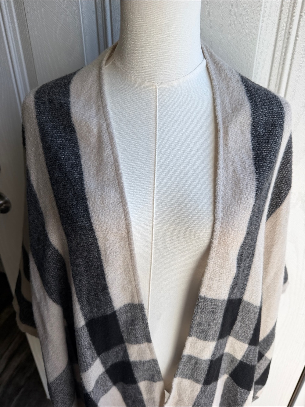 Banana Republic Classic Flowy Beige and Black Plaid Throw Winter Boho Fall Wrap - Picture 5 of 7
